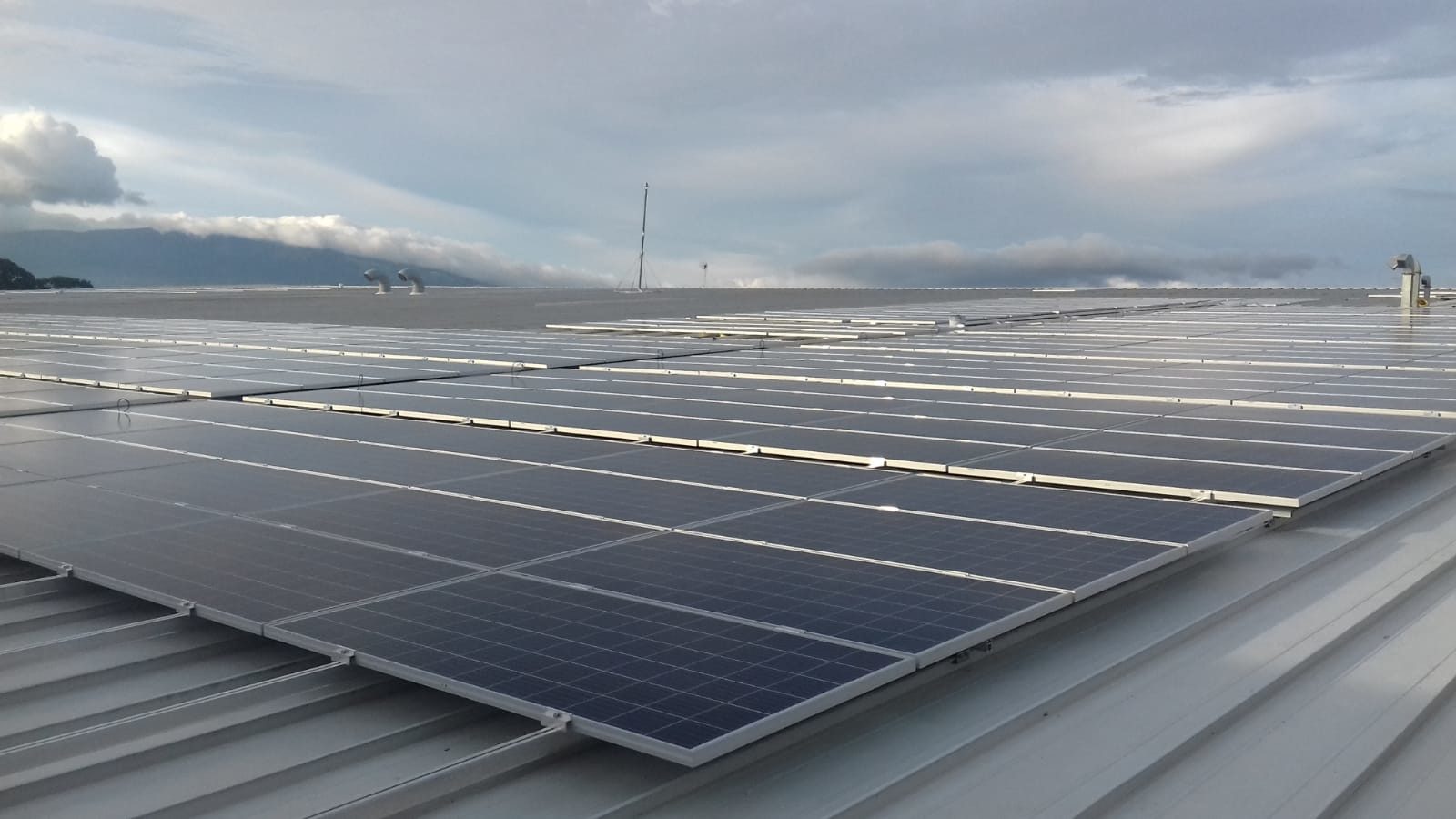 Photovoltaic solar installation on deck: 488 kWp (Costa Rica)