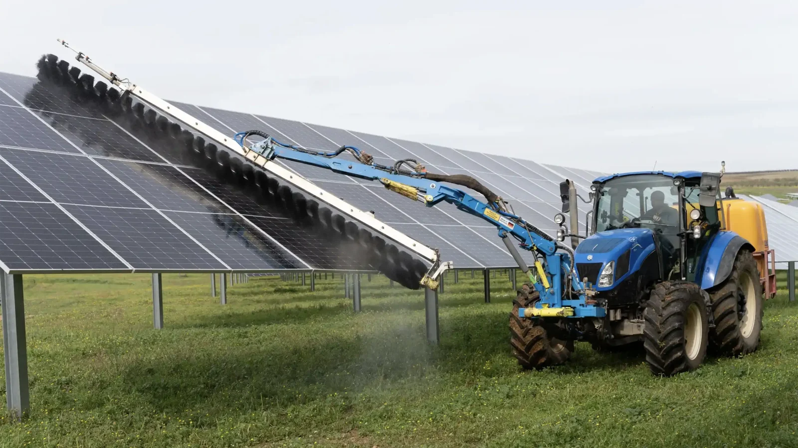 La acumulación de suciedad y sombras puede reducir la producción entre un 5 % y un 20 %. Una limpieza en el momento adecuado permite recuperar producción perdida y maximizar el retorno de la inversión.